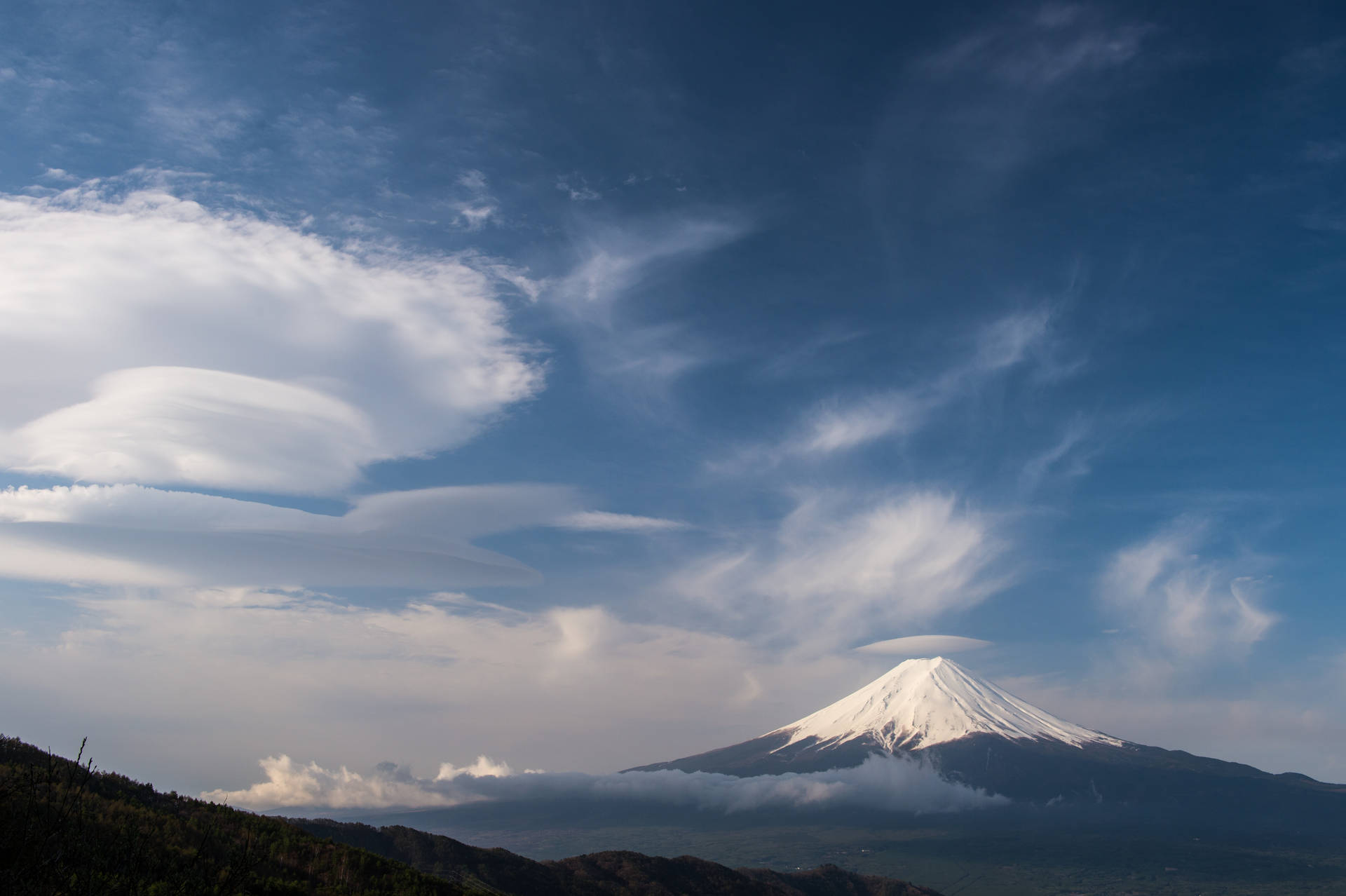 Dark Sky Above Mount Fuji Background