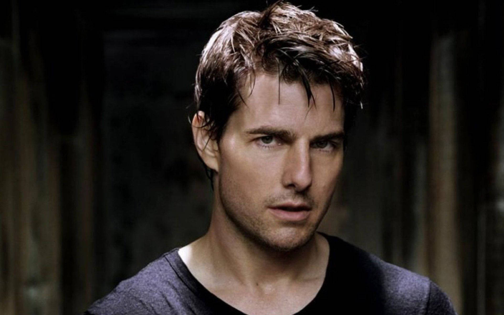 Dark Stare Of Tom Cruise Background