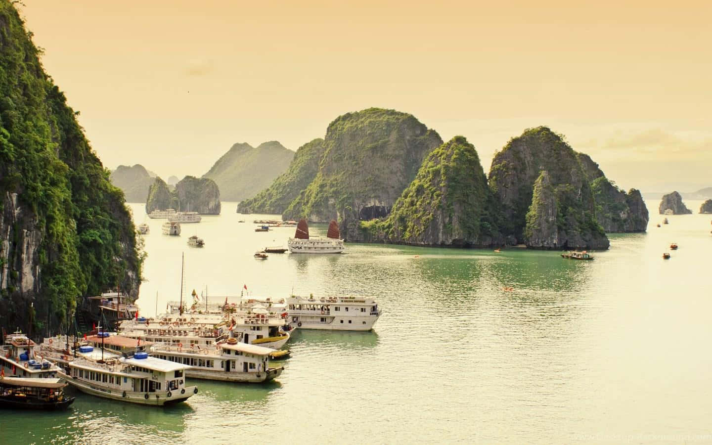 Dau Go Island Halong Bay Background