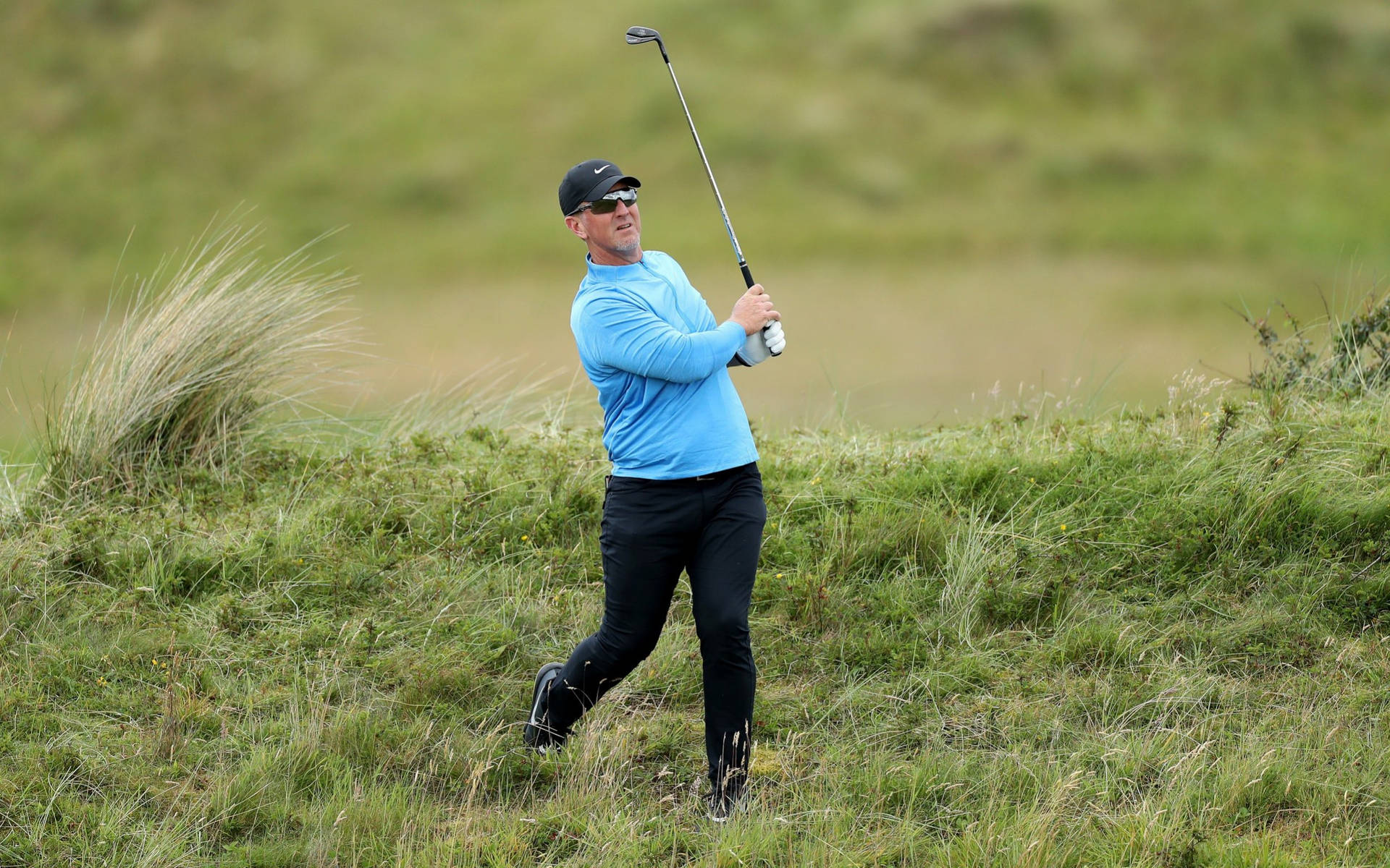 David Duval Eyeing At Golf Ball Background