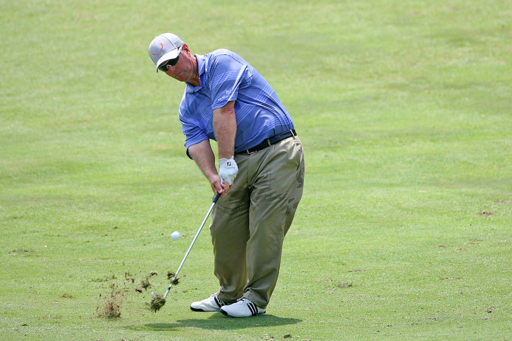 David Duval In Action On The Green Background