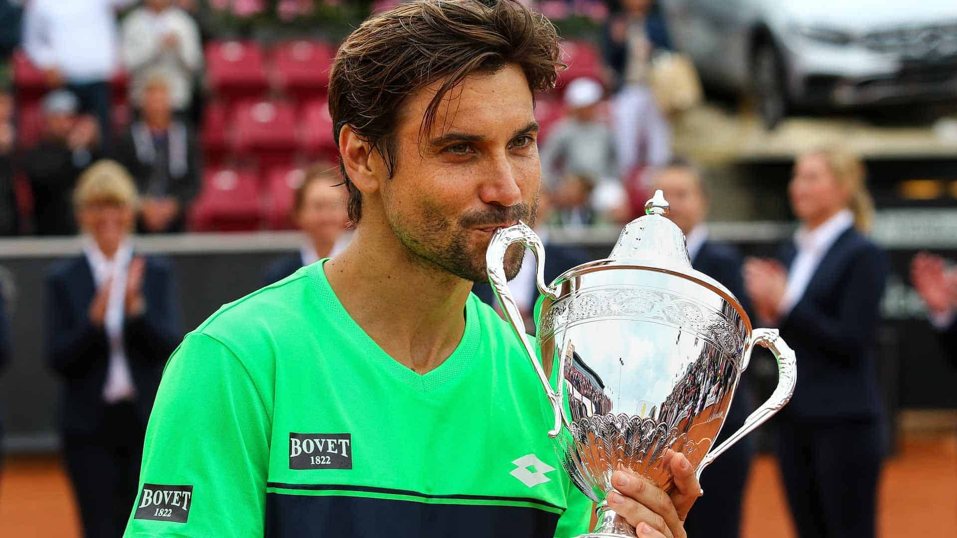 David Ferrer Kissing His Trophy