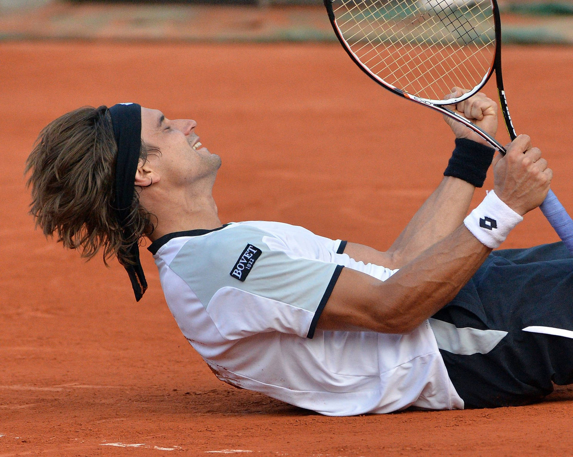 David Ferrer Lying On Court Background