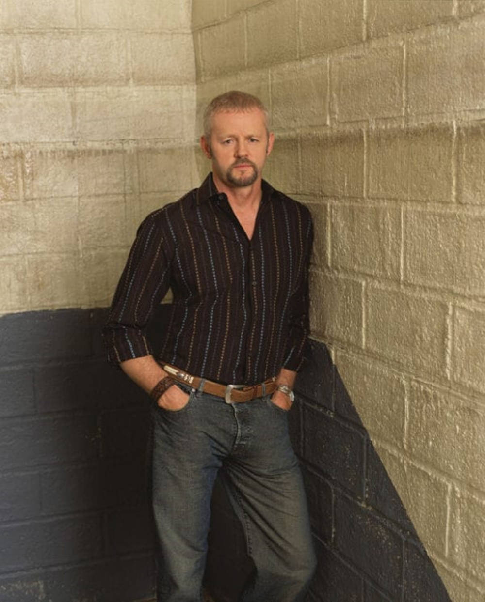 David Morse Cool Portrait In Striped Black Top Background