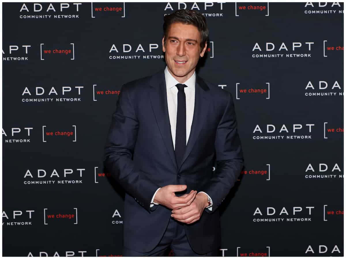 David Muir Attends 2022 Adapt Leadership Awards Background