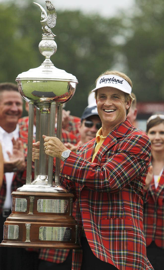 David Toms Carrying Giant Trophy Background