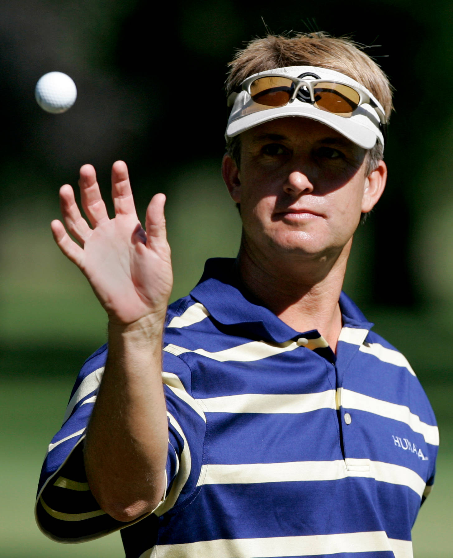 David Toms Catching Golf Ball Background