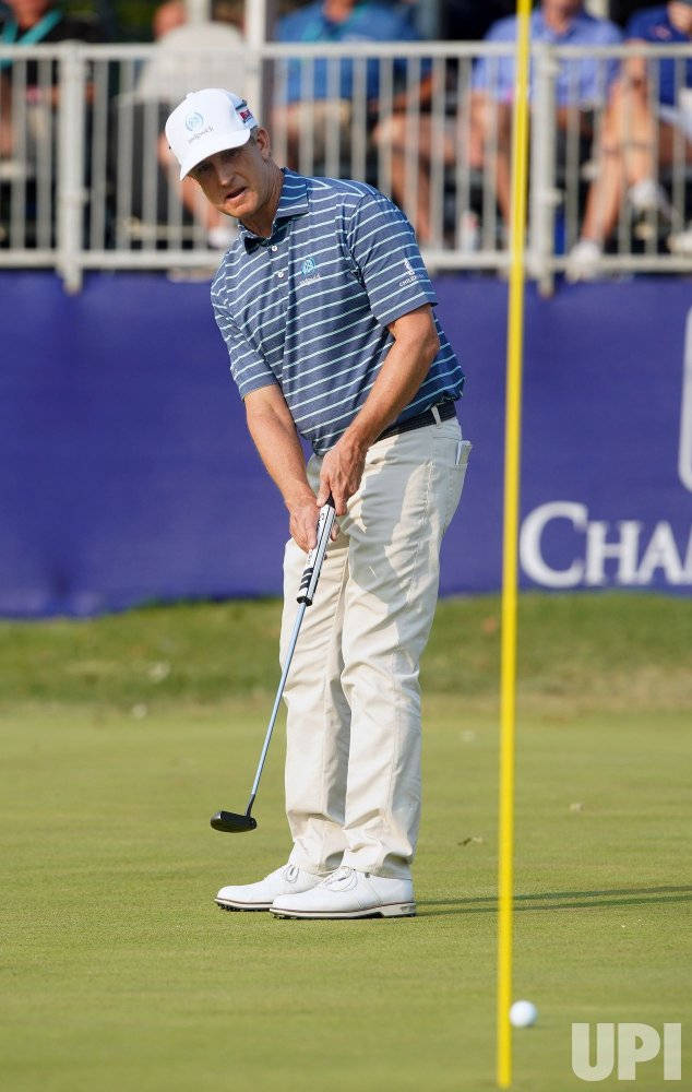 David Toms Golf Stance Background