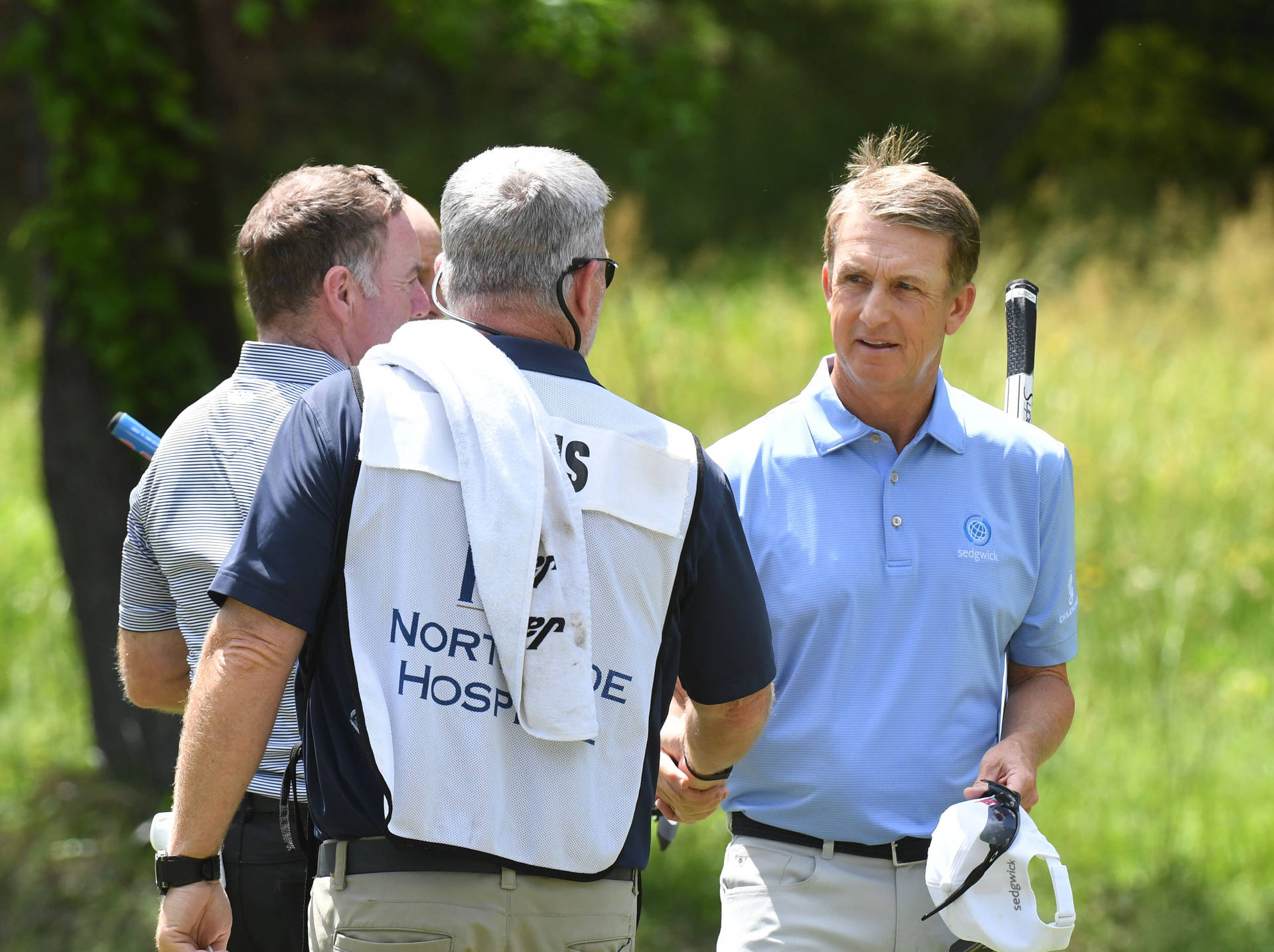 David Toms Shaking Hands With Caddie Background