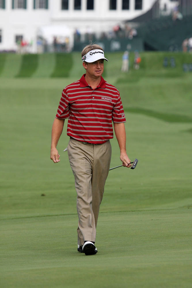 David Toms Walking On The Course Background