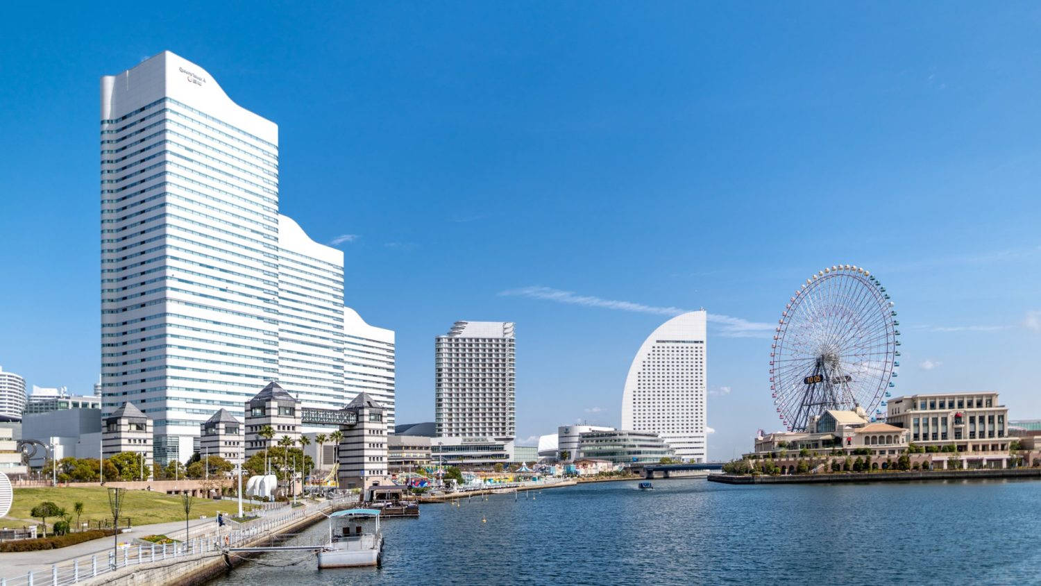 Daytime Cityscape In Yokohama Background
