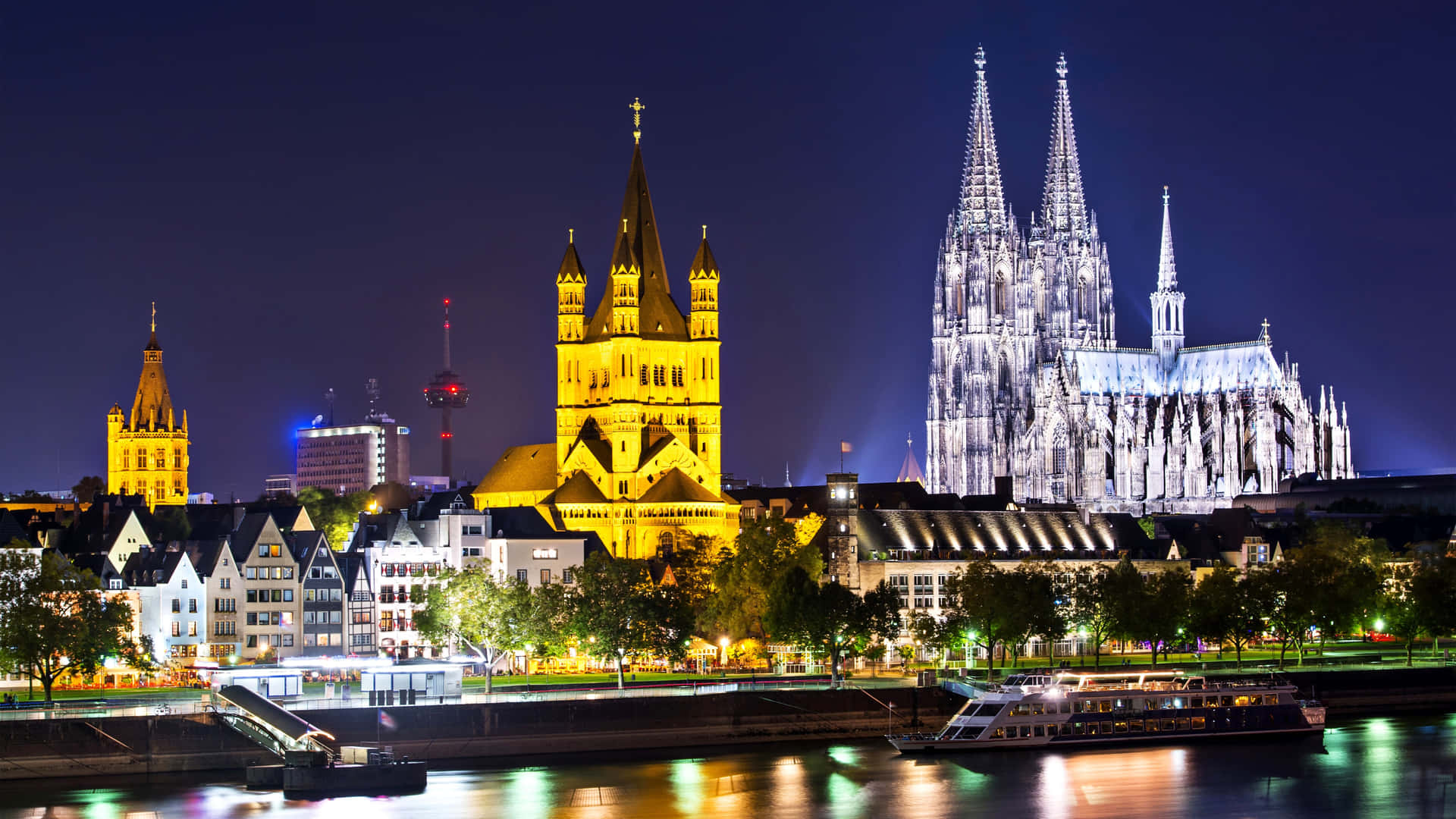 Dazzling Cologne Cathedral At Night Background