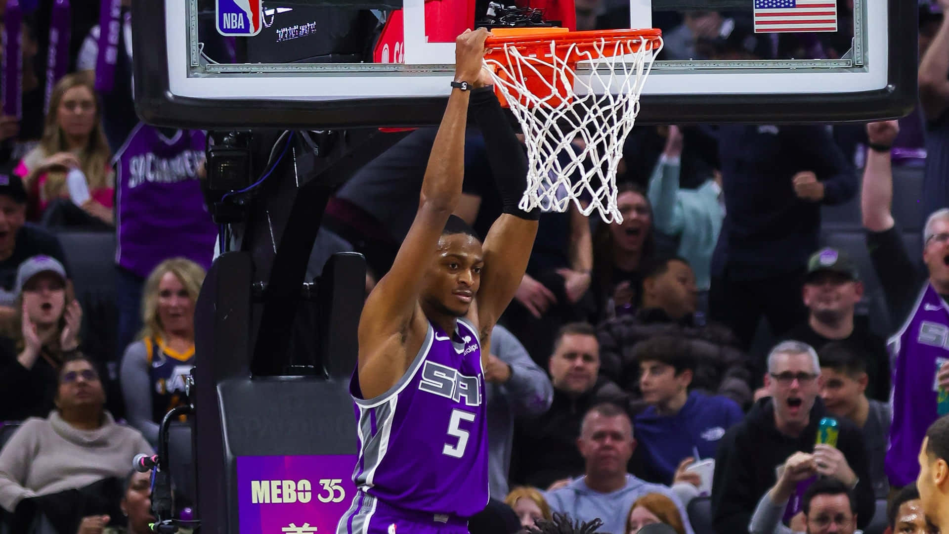 De'aaron Fox Dunking Nba Background