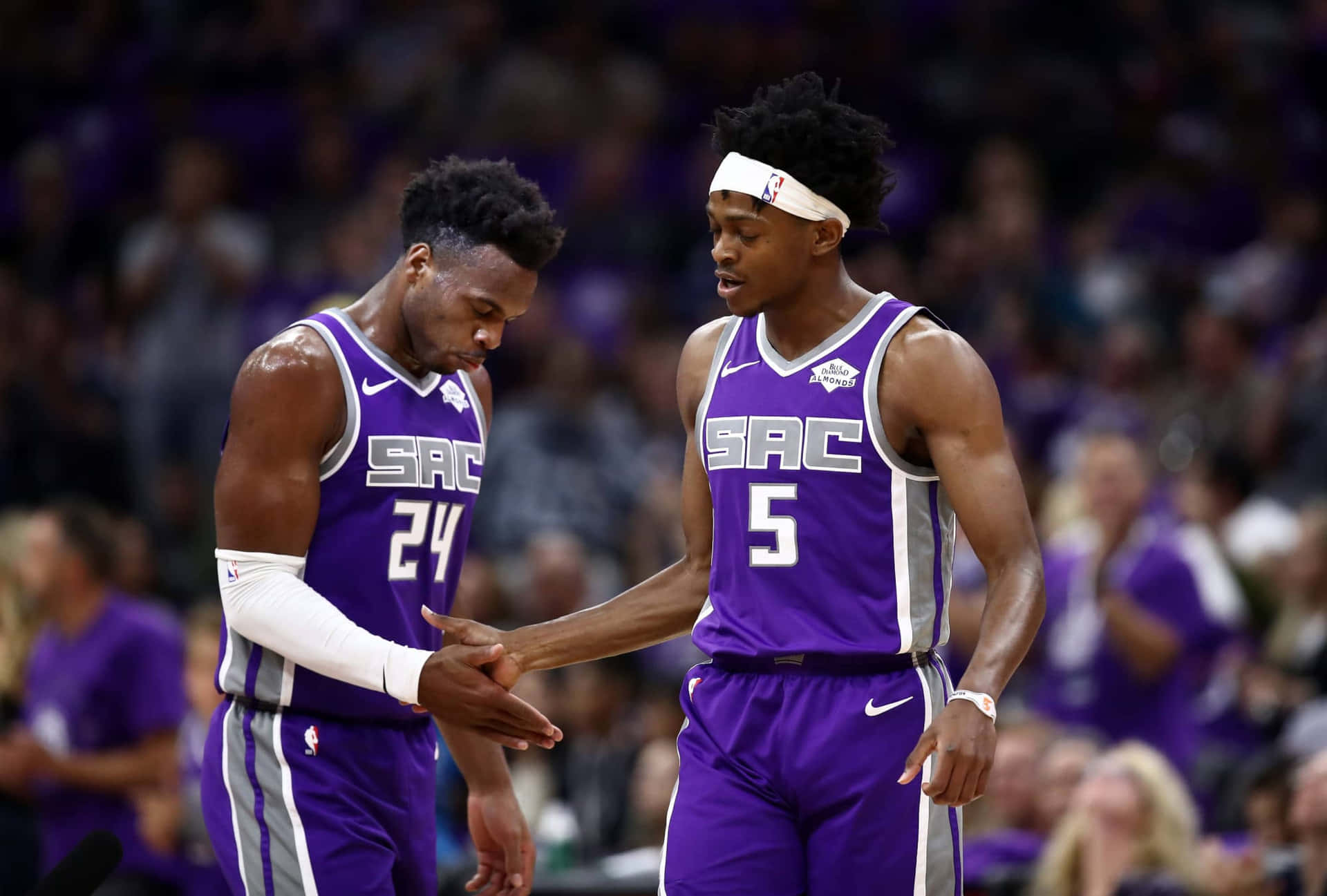 De'aaron Fox Shaking Hands With Teammate Background
