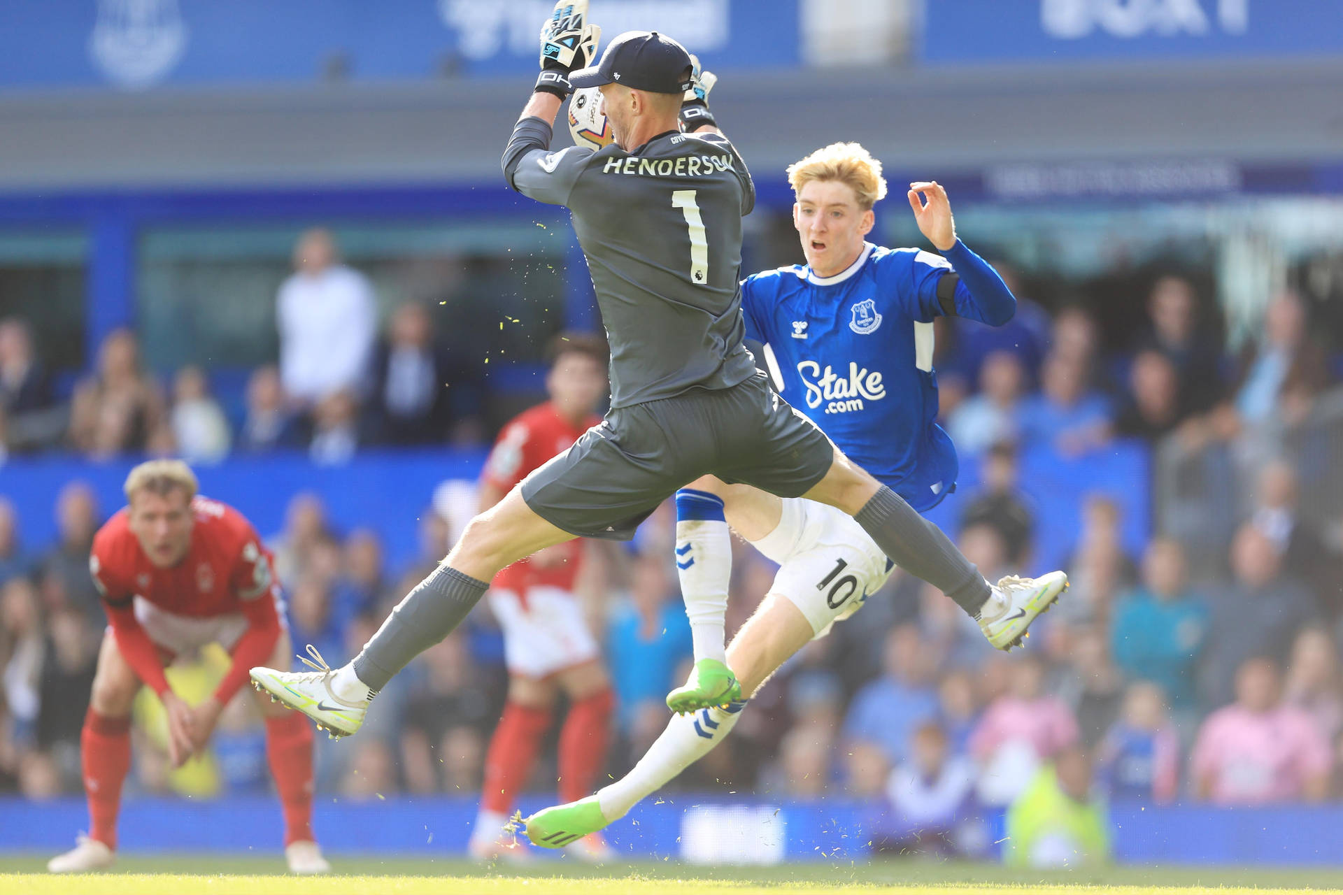 Dean Henderson Jump Catch Background