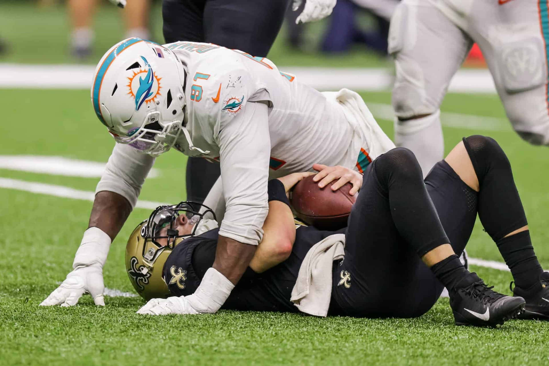 Defensive Football Emmanuel Ogbah Player Background