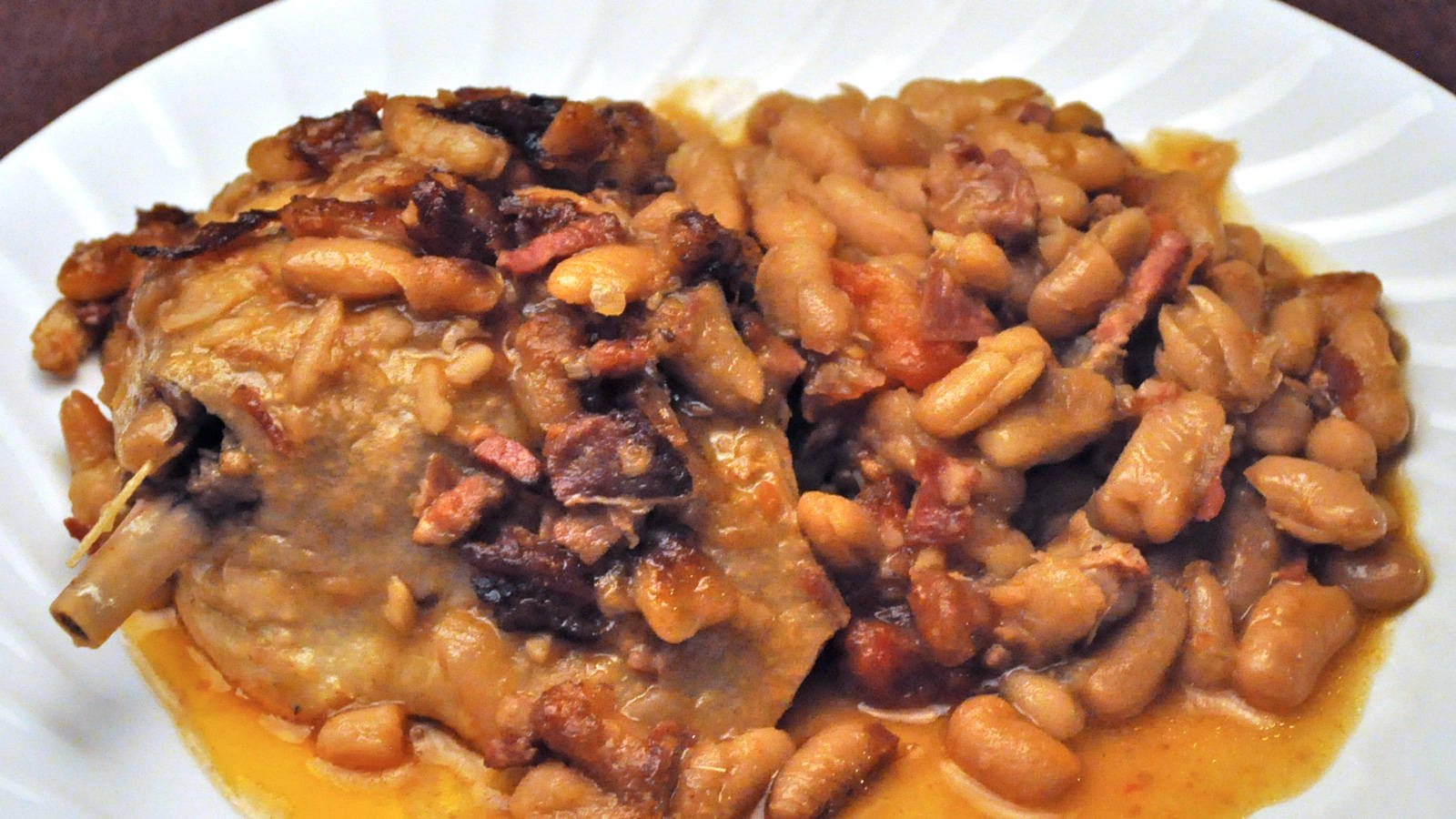 Delectable Cassoulet With Duck Confit And White Beans Background