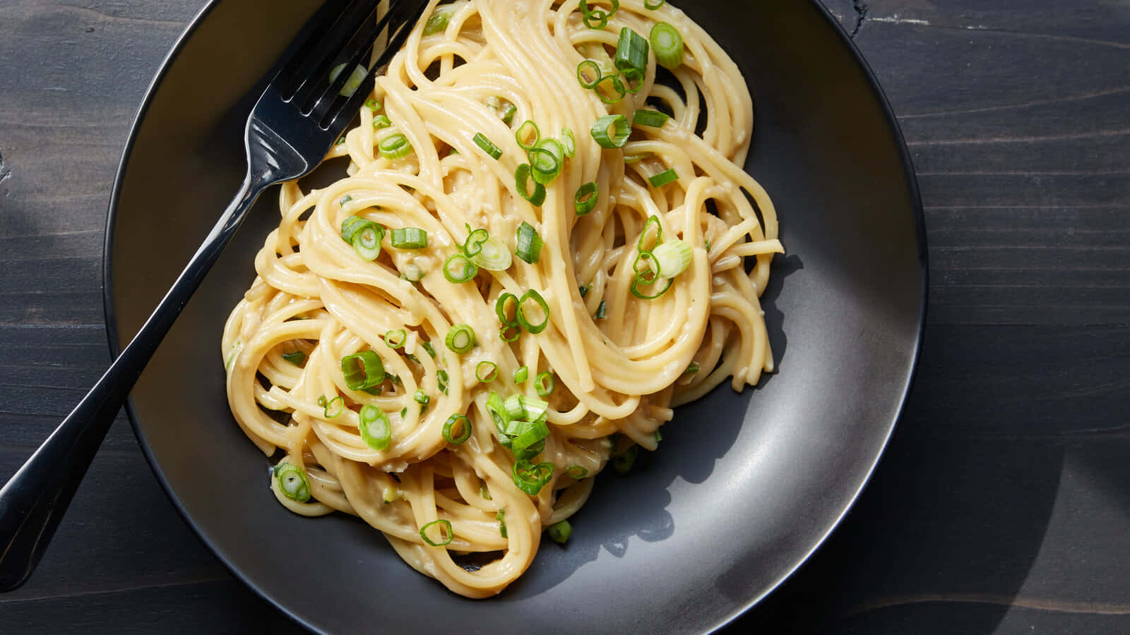 Delectable Vietnamese-american Garlic Noodles Background