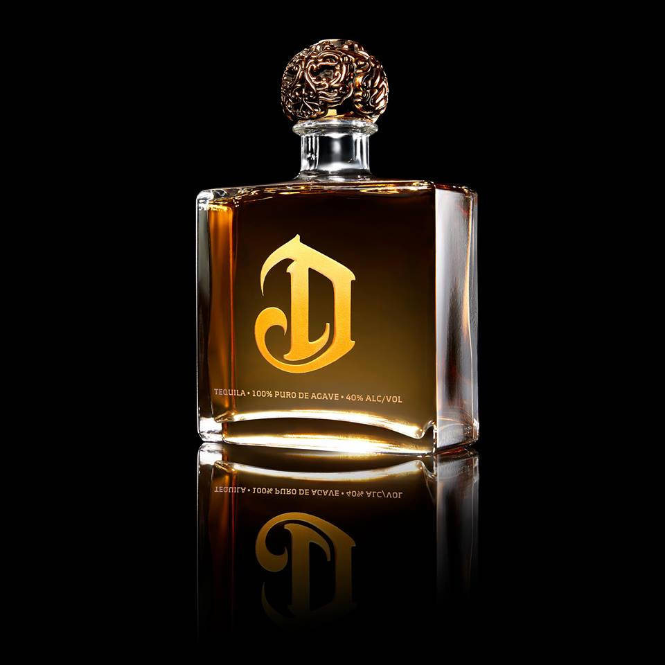 Deleón Tequila Square Bottle And Round Cap Background