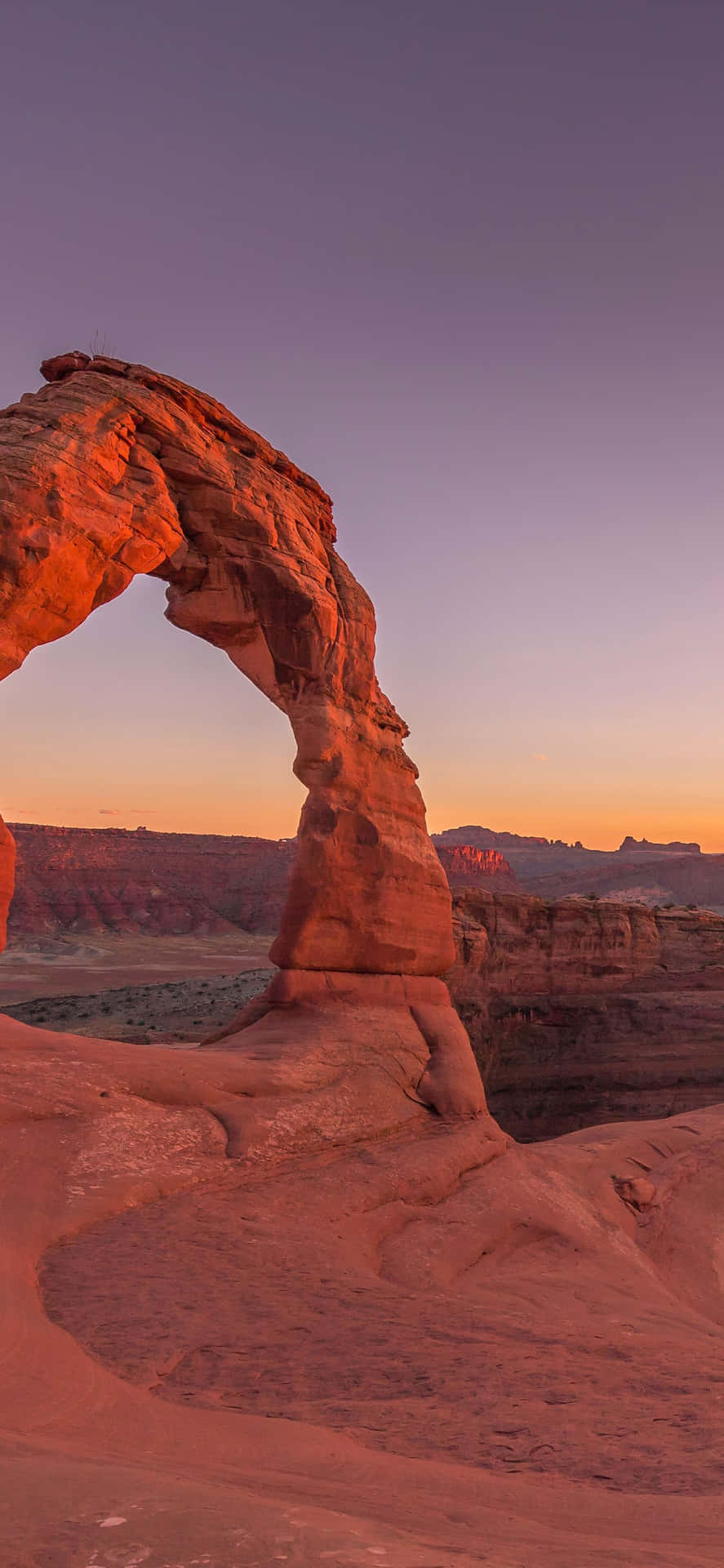 Delicate Arch At Dusk Background