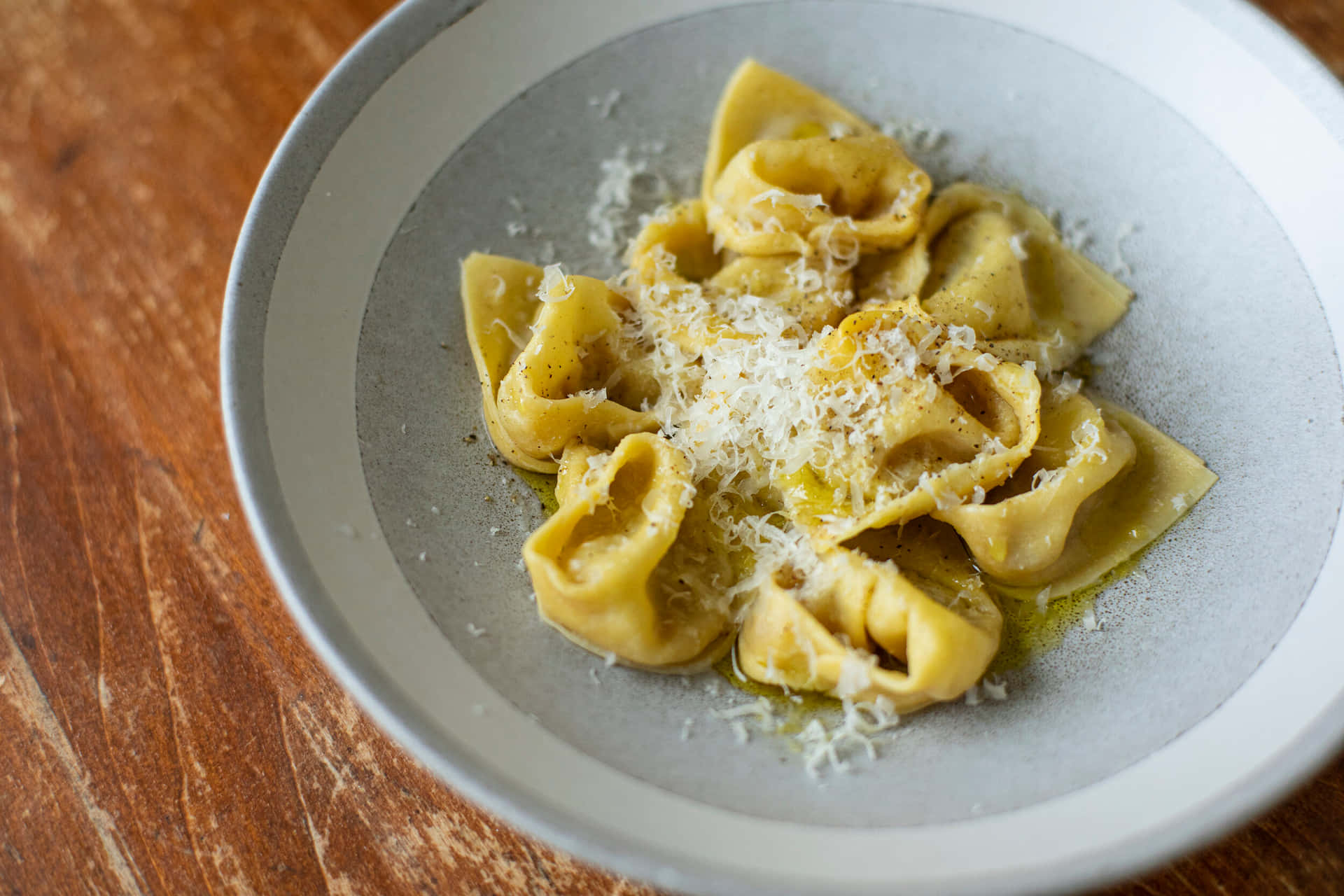 Delicious Cheesy Tortellini In Brodo Background