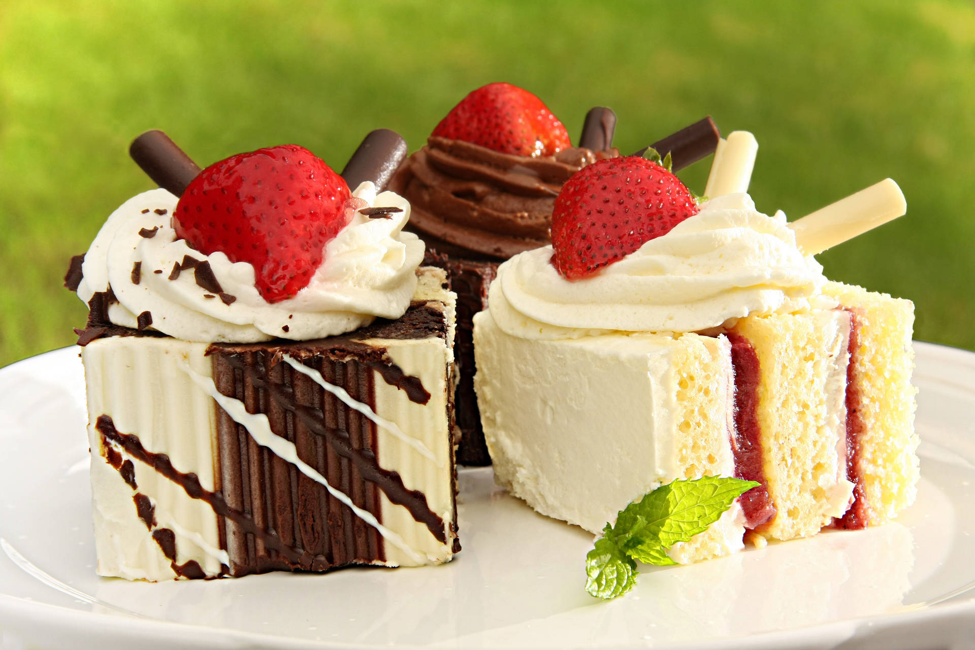 Delicious Chocolate And Strawberry Cake Background