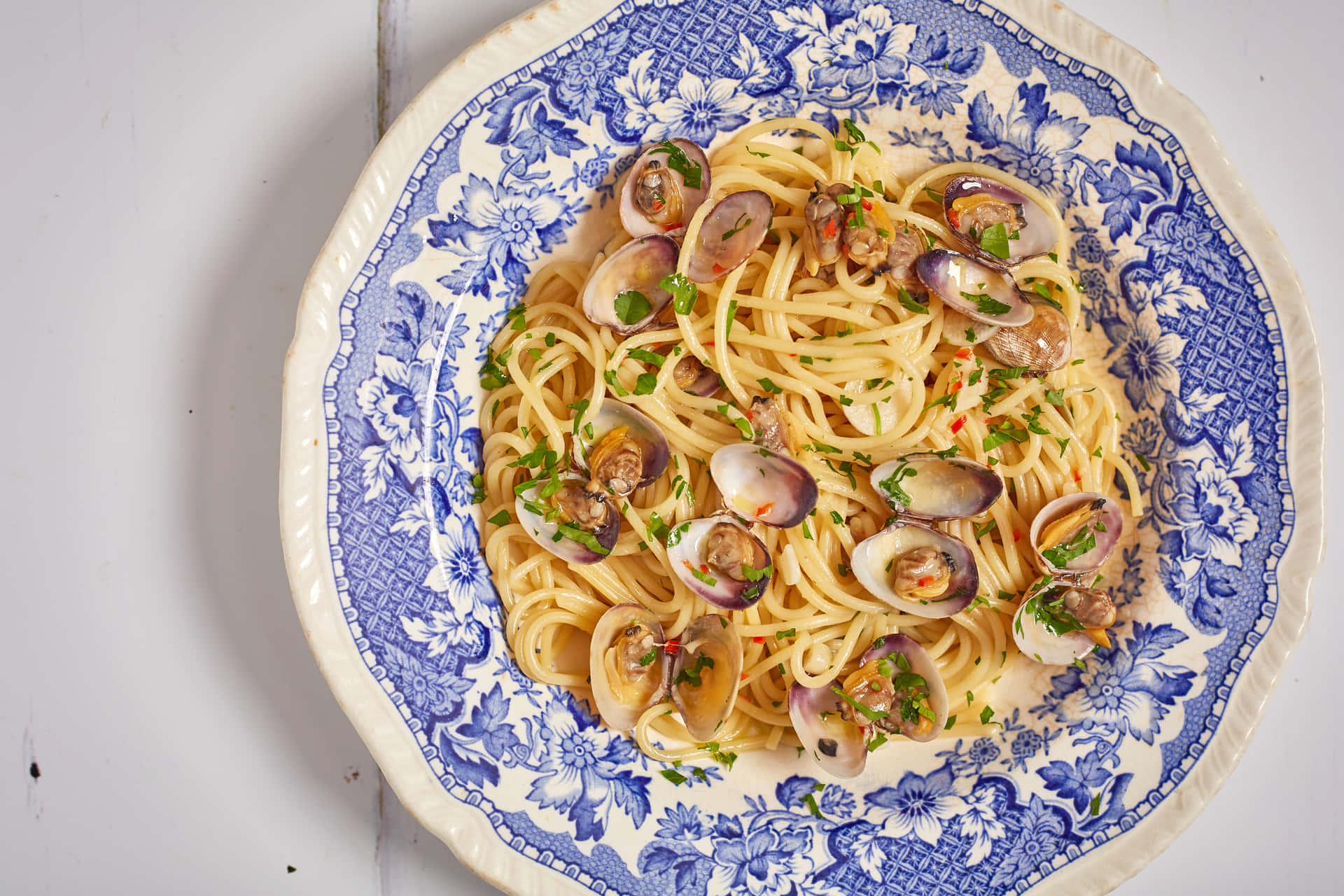 Delicious Spaghetti Alla Vongole Served On A Floral Porcelain Plate Background