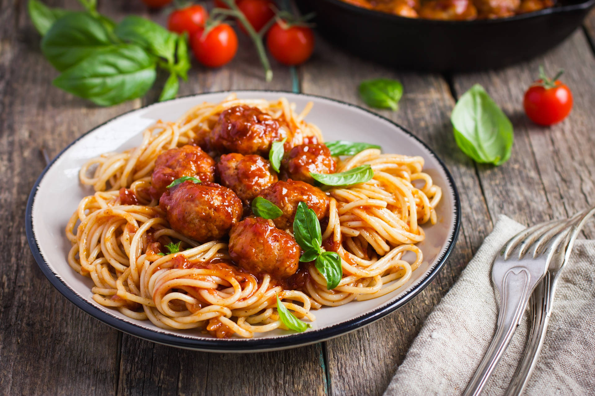 Delicious Spaghetti And Meat Balls Dish Background