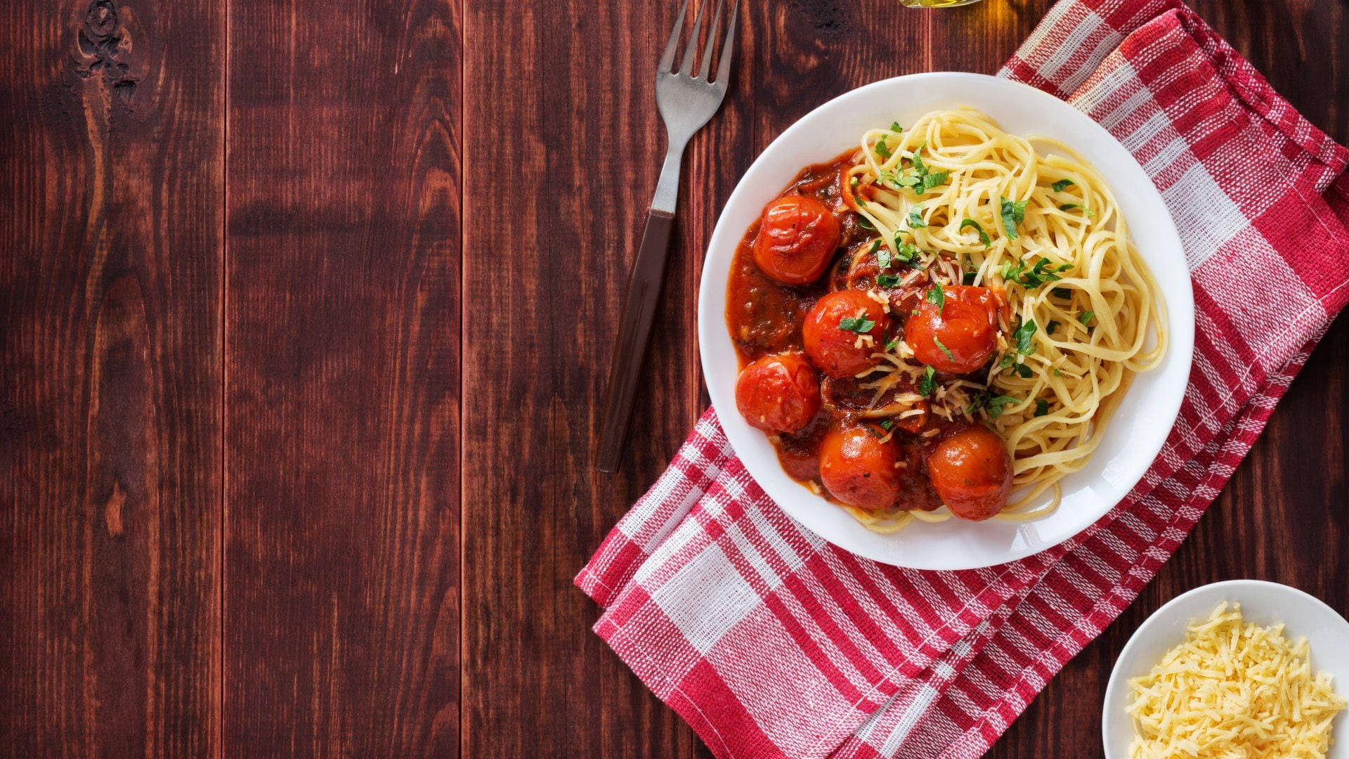 Delicious Spaghetti Pasta Tossed With Fresh Tomatoes Background