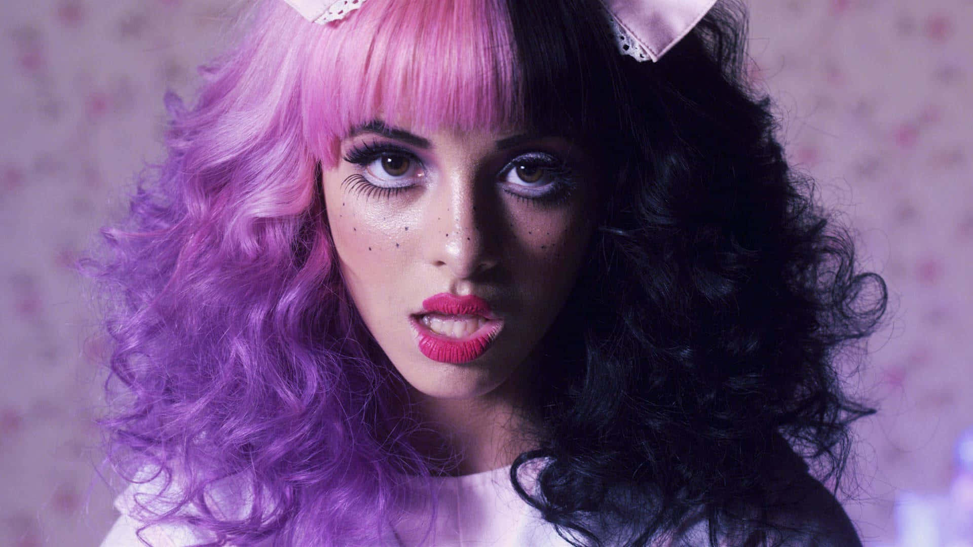 Delightful Aesthetic Of Melanie Martinez Background