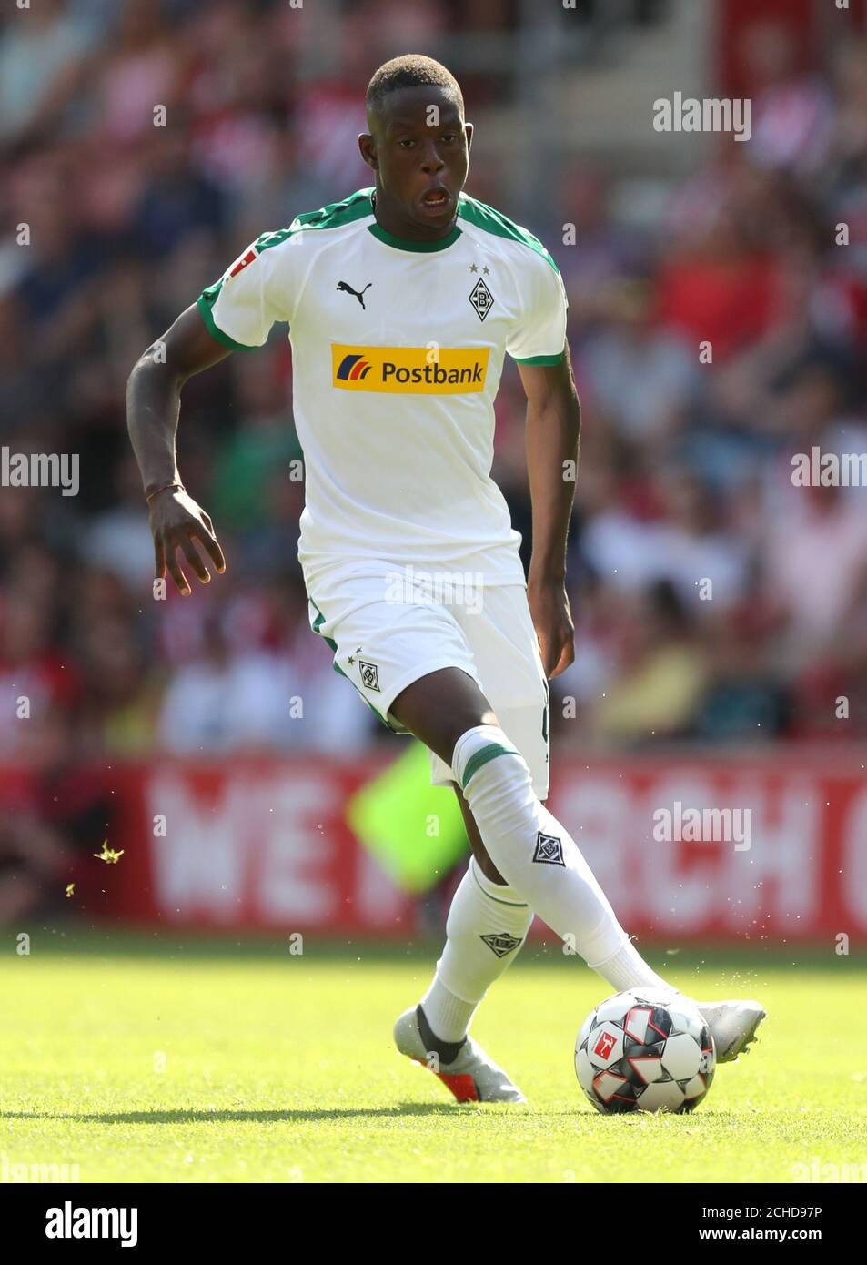 Denis Zakaria In Action On The Football Field Background