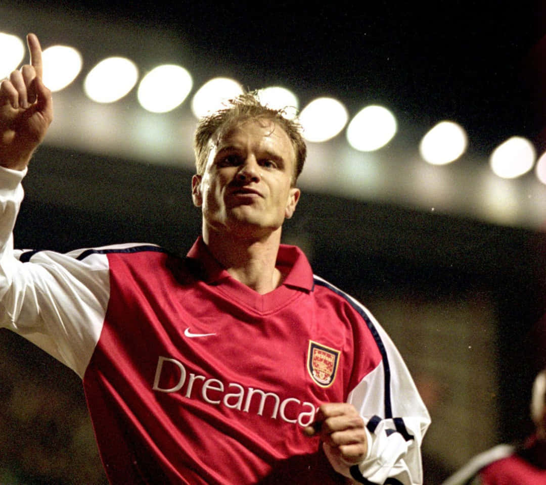 Dennis Bergkamp Arsenal Fc Pointing Finger Background