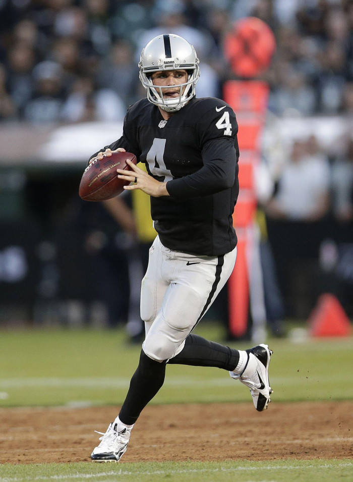 Derek Carr Mid-run Background