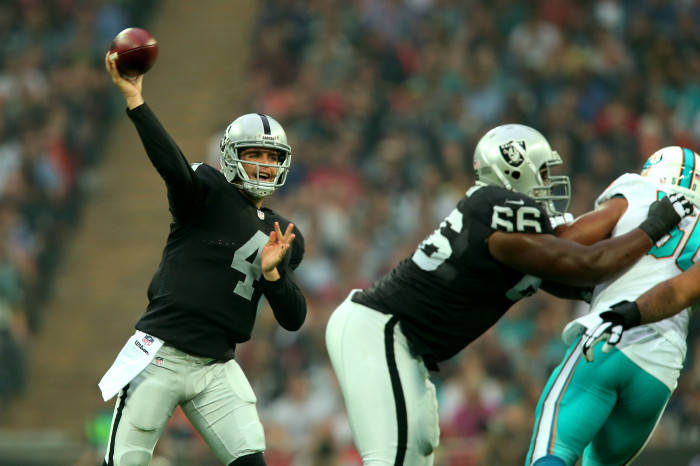Derek Carr Ready To Pass The Ball Background