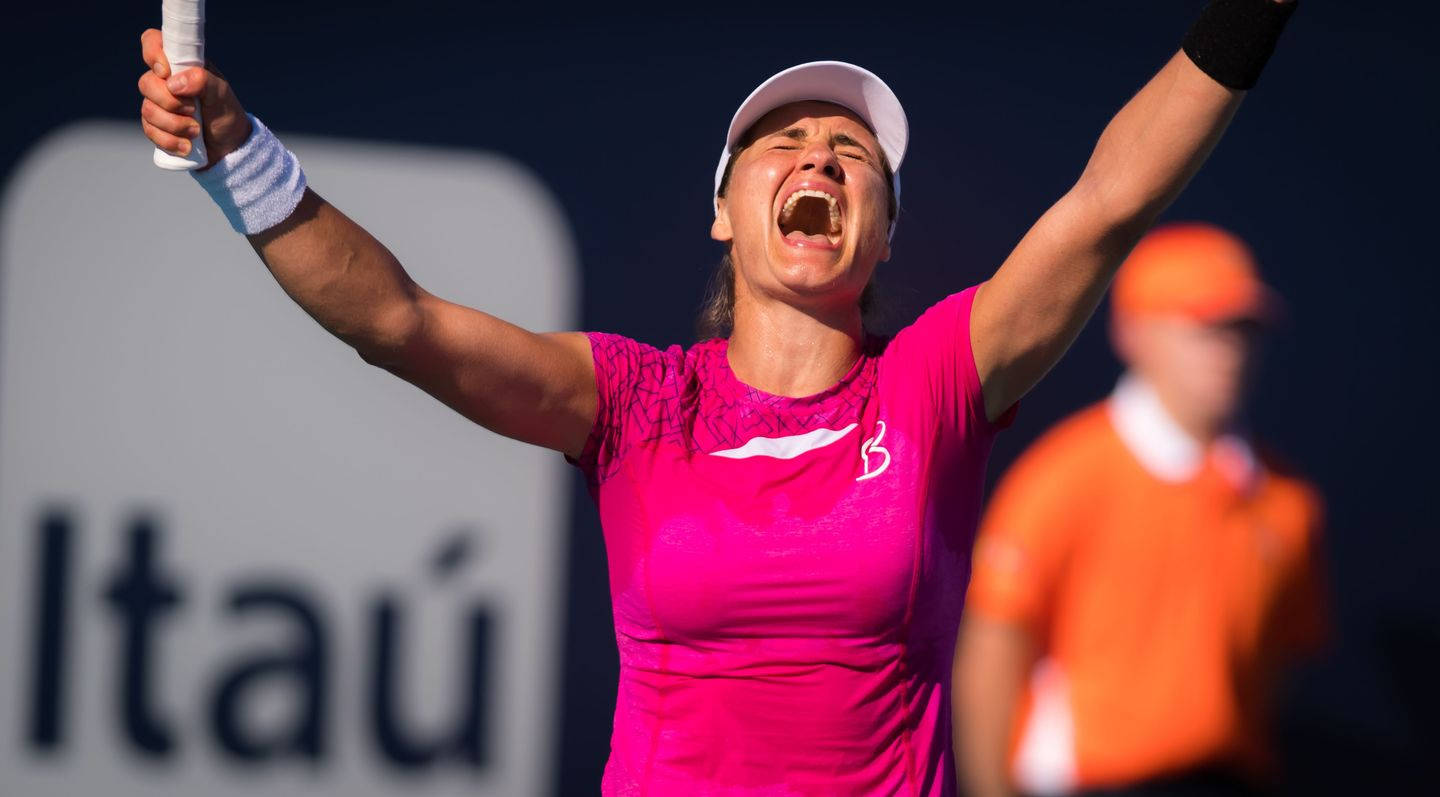 Determined Monica Niculescu Yelling During A High-intensity Match Background