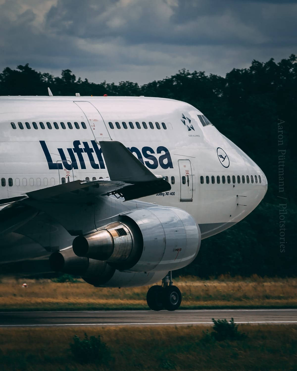 Deutsche Lufthansa Plane Aesthetic Background