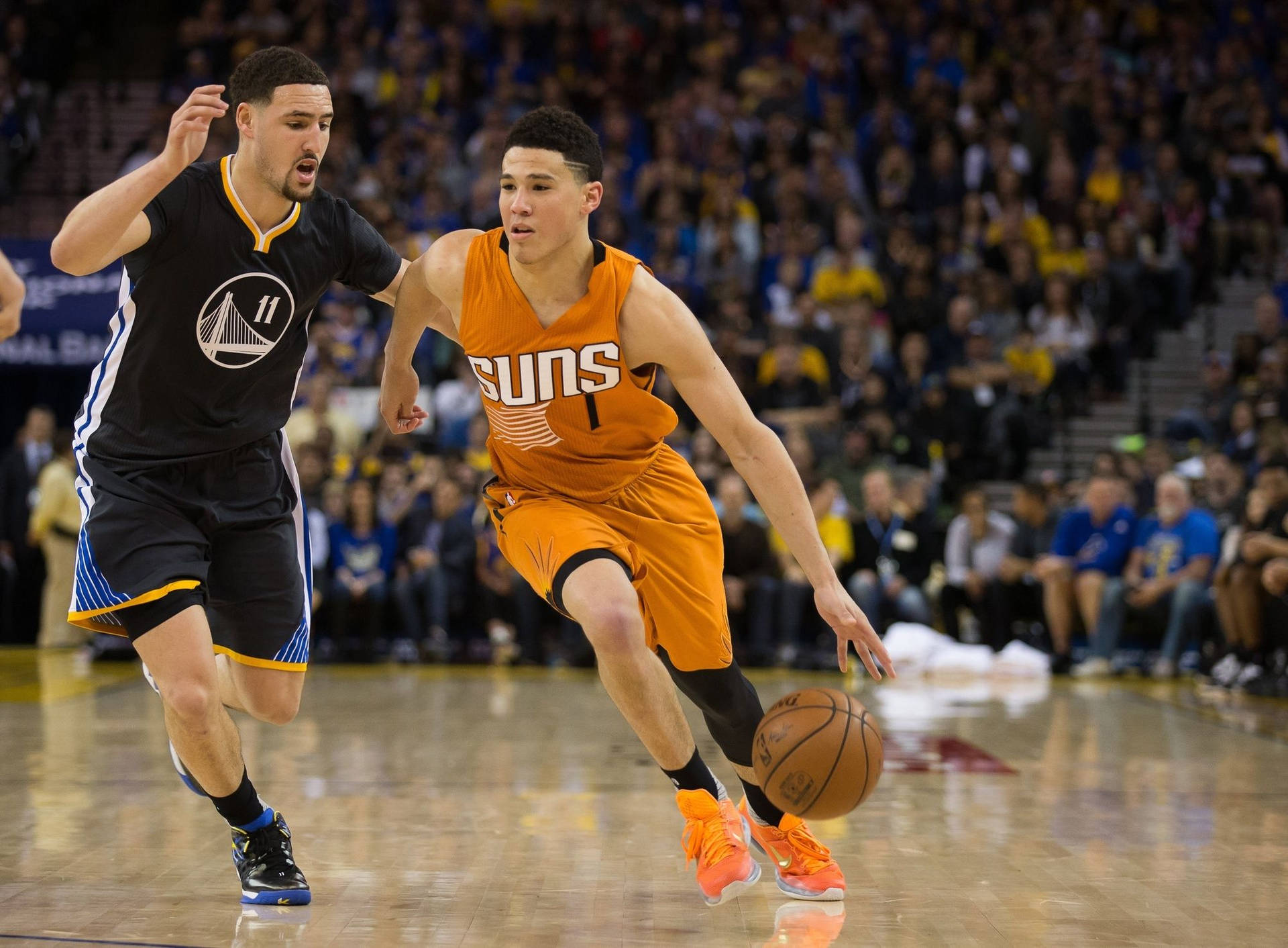 Devin Booker Guarded By Klay Thompson Background