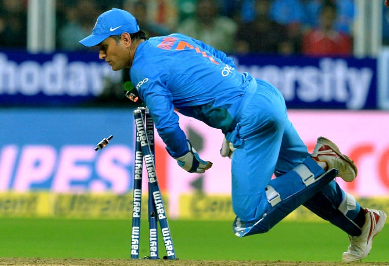 Dhoni 7 About To Fall Background