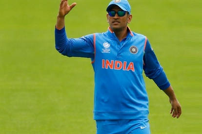 Dhoni 7 On The Field Background