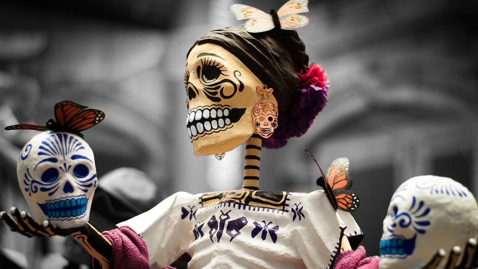 Dia De Los Muertos Skeleton Holding Skulls Background