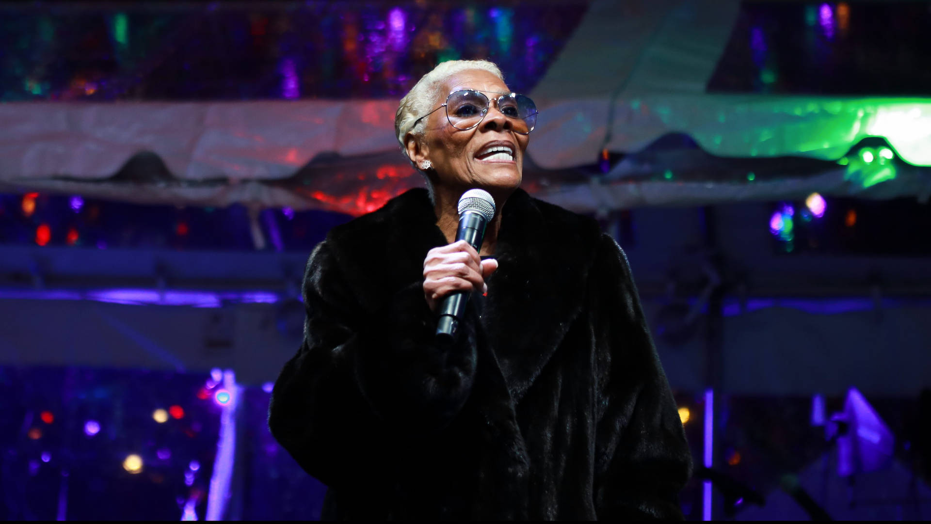 Dionne Warwick Singing Onstage Background