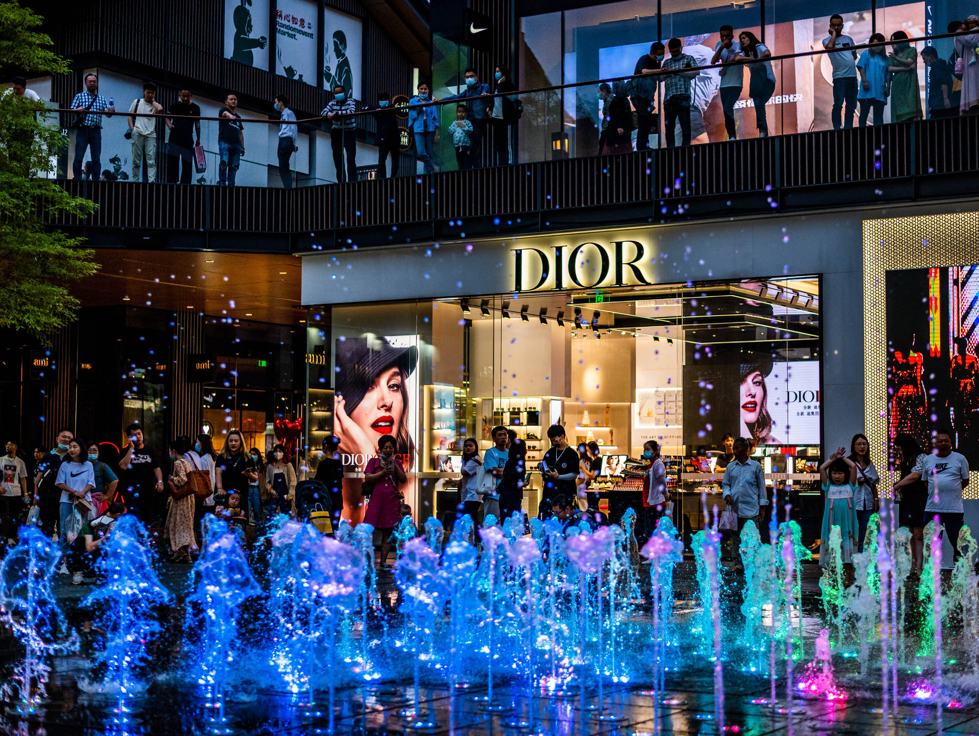 Dior Store Mall Fountain Background