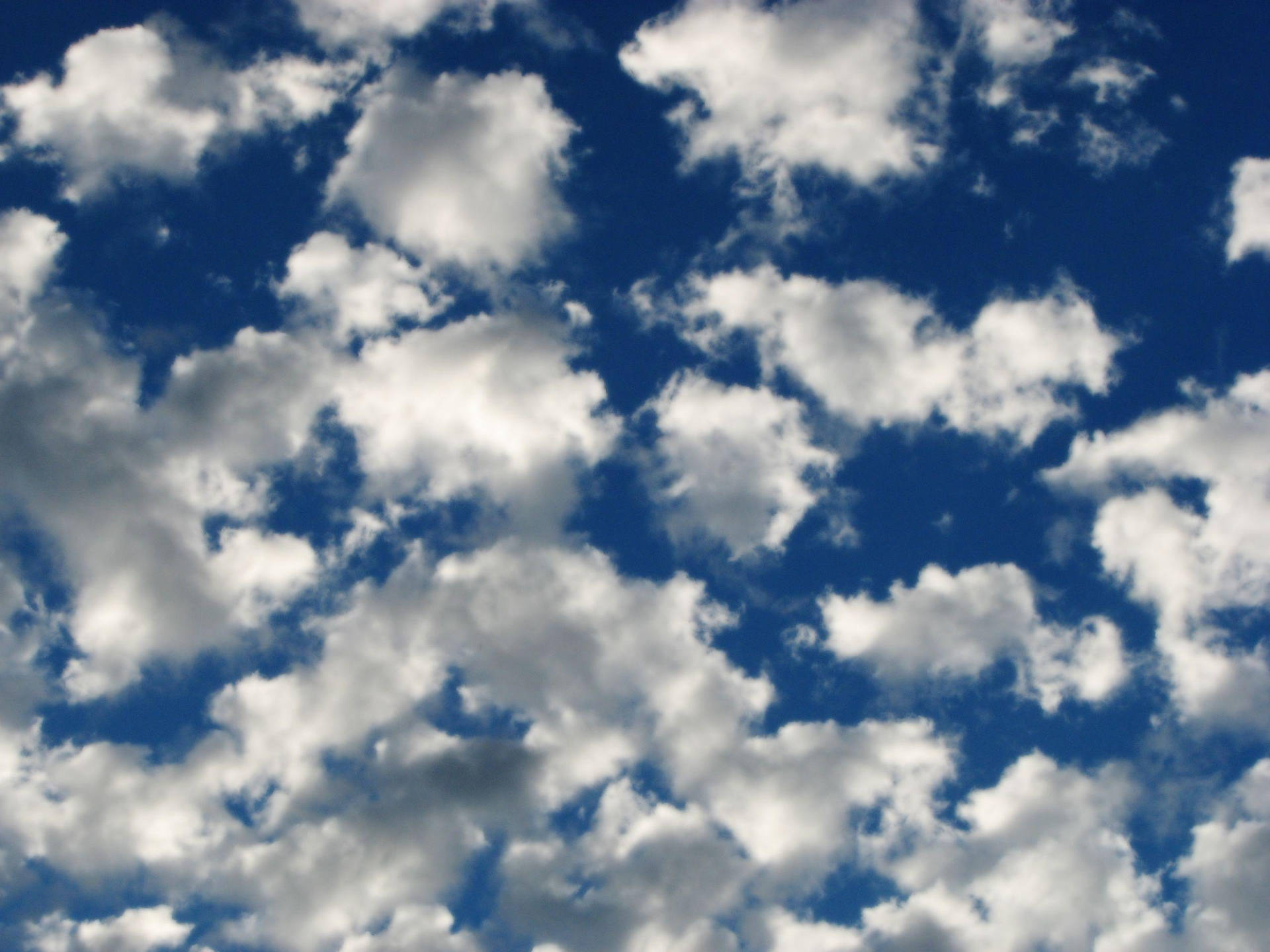 Dispersed Clusters Of Blue Aesthetic Cloud Background