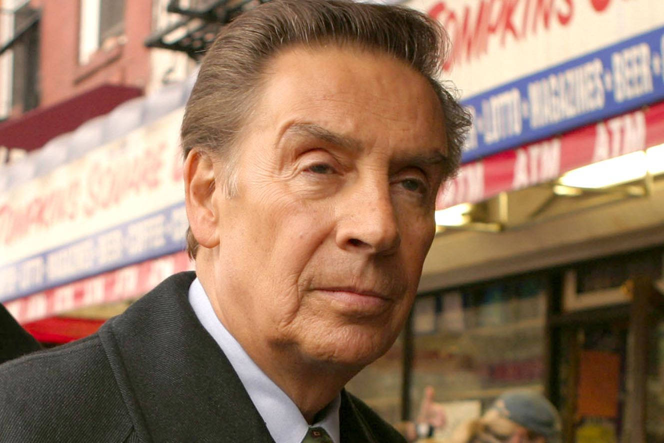 Distinguished American Actor Jerry Orbach In Character As Detective Lennie Briscoe Background