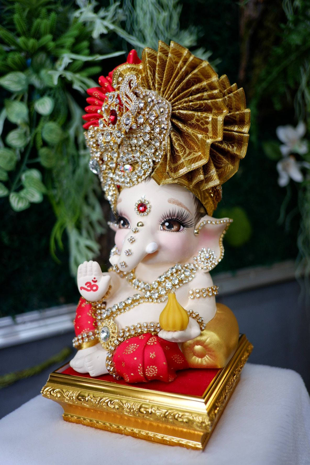 Divine Elegance - Baby Ganesh With Sparkling Diamonds