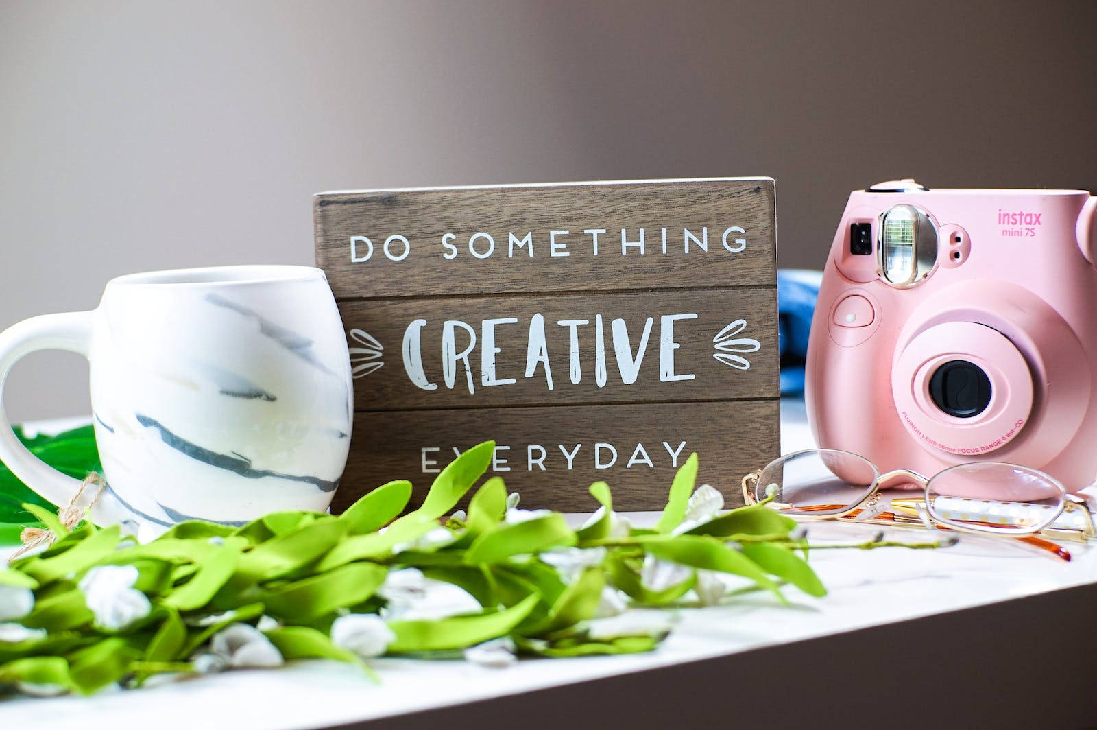 Do Something Creative Everyday Motivational Quotes Background