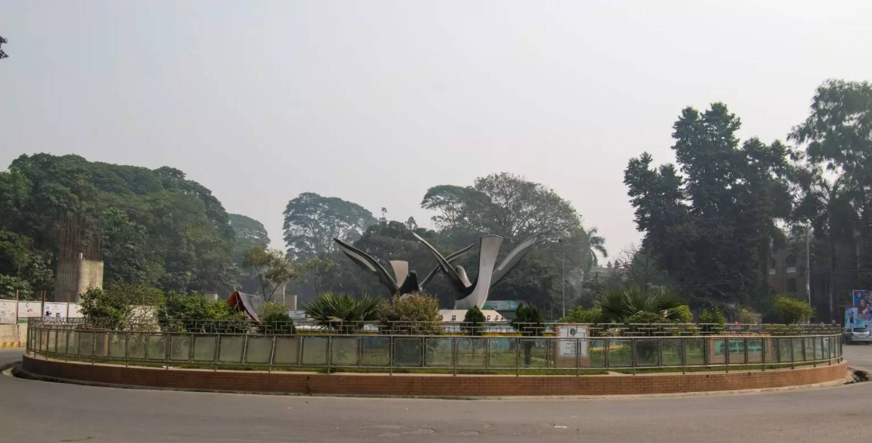 Doel Chattar Sculpture In Dhaka Background