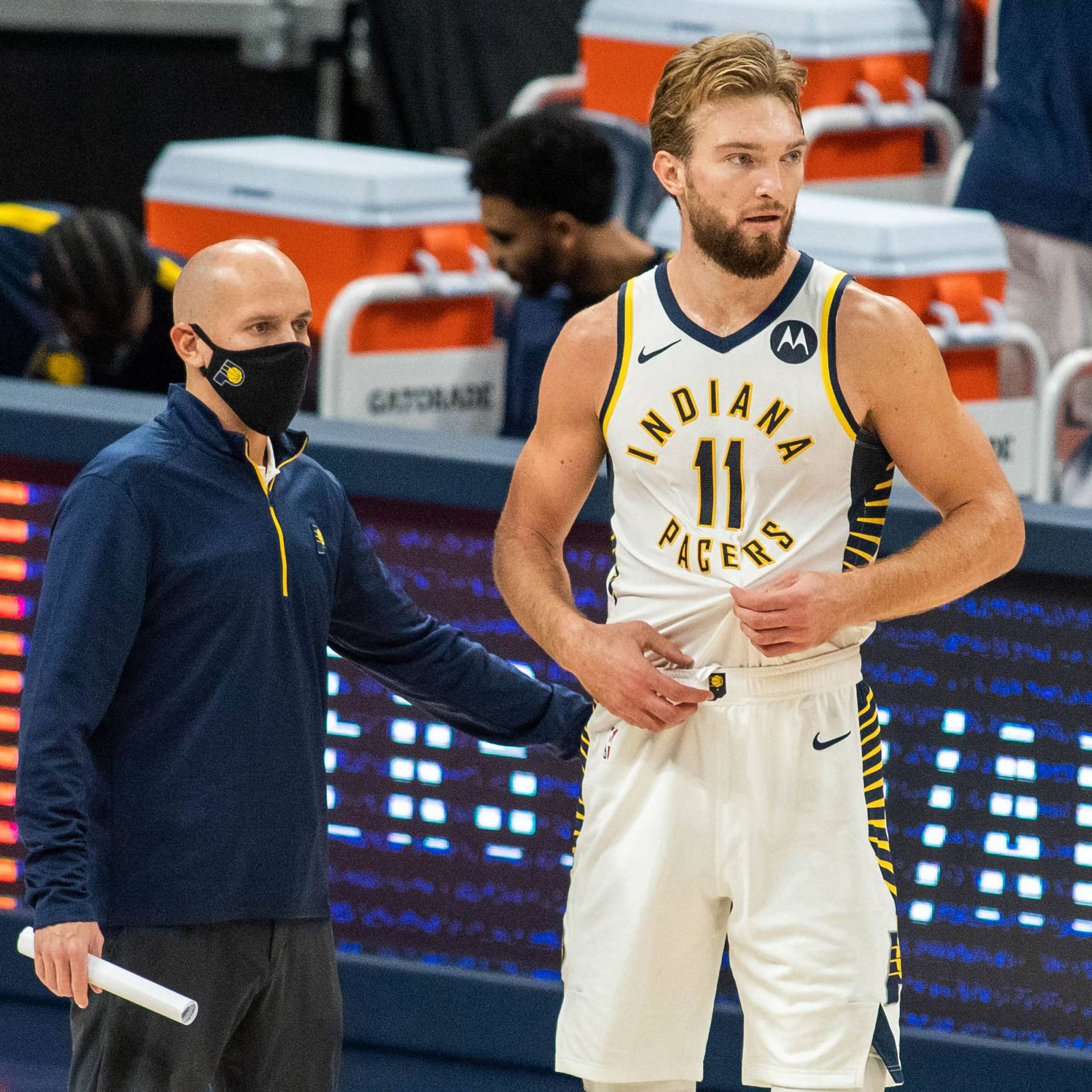 Domantas Sabonis Patted By Coach Background
