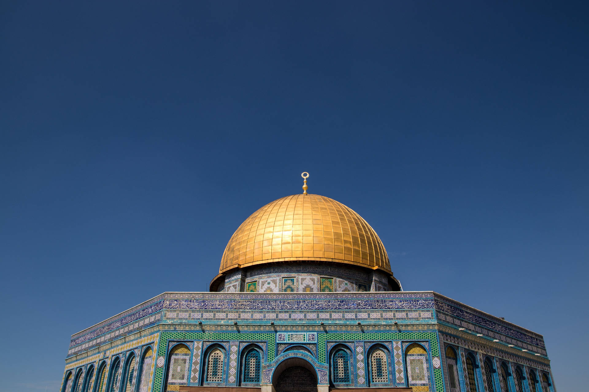 Dome Of The Rock Looking Up Background