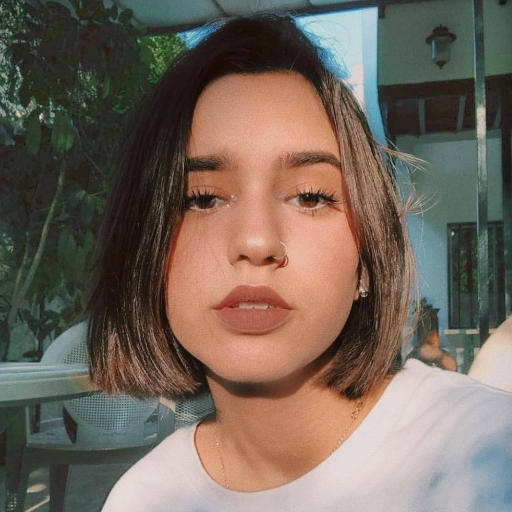 Domelipa Short Hair Selfie Background